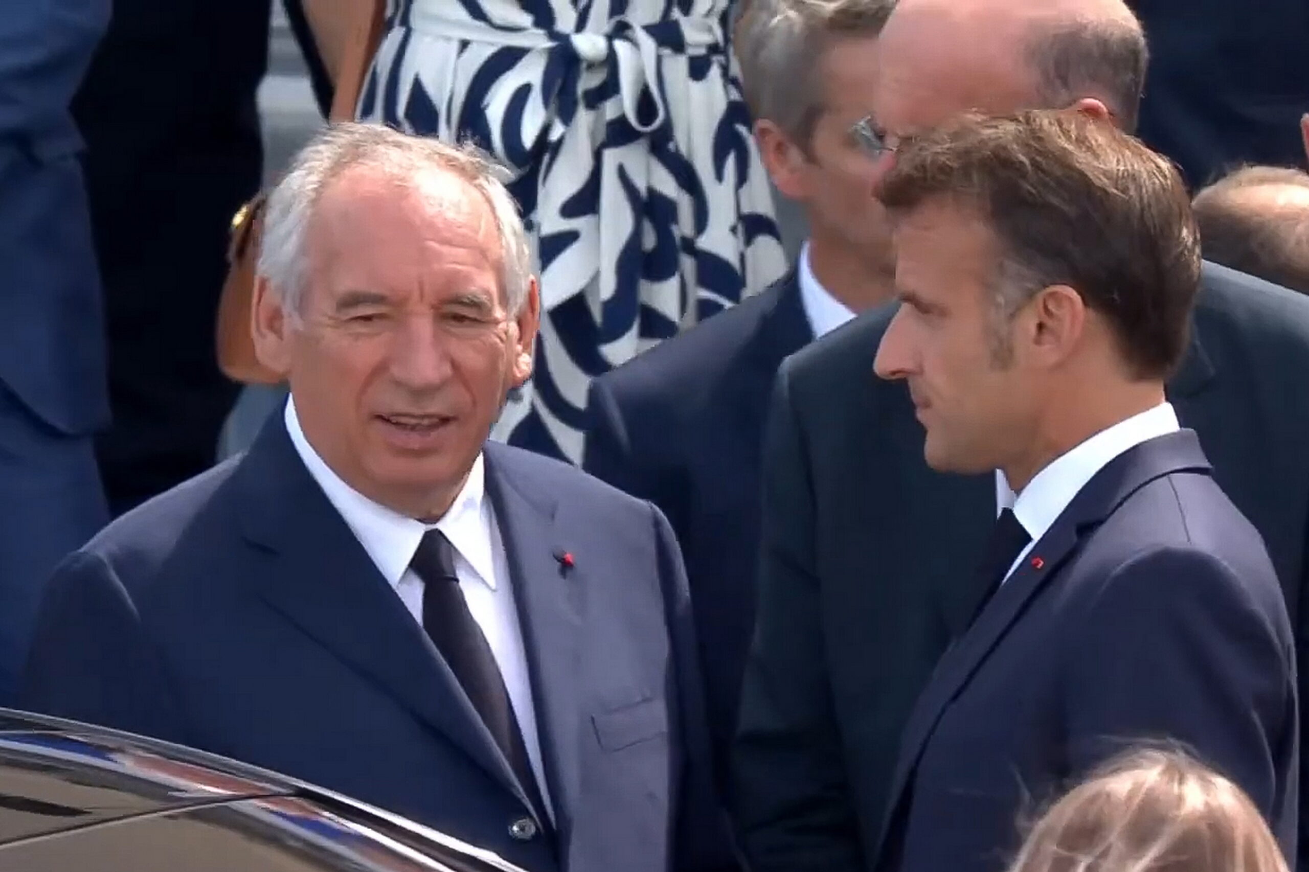 Bayrou chiede la fiducia (che non ha) sulla finanziaria. Cosa succede se cade il governo francese