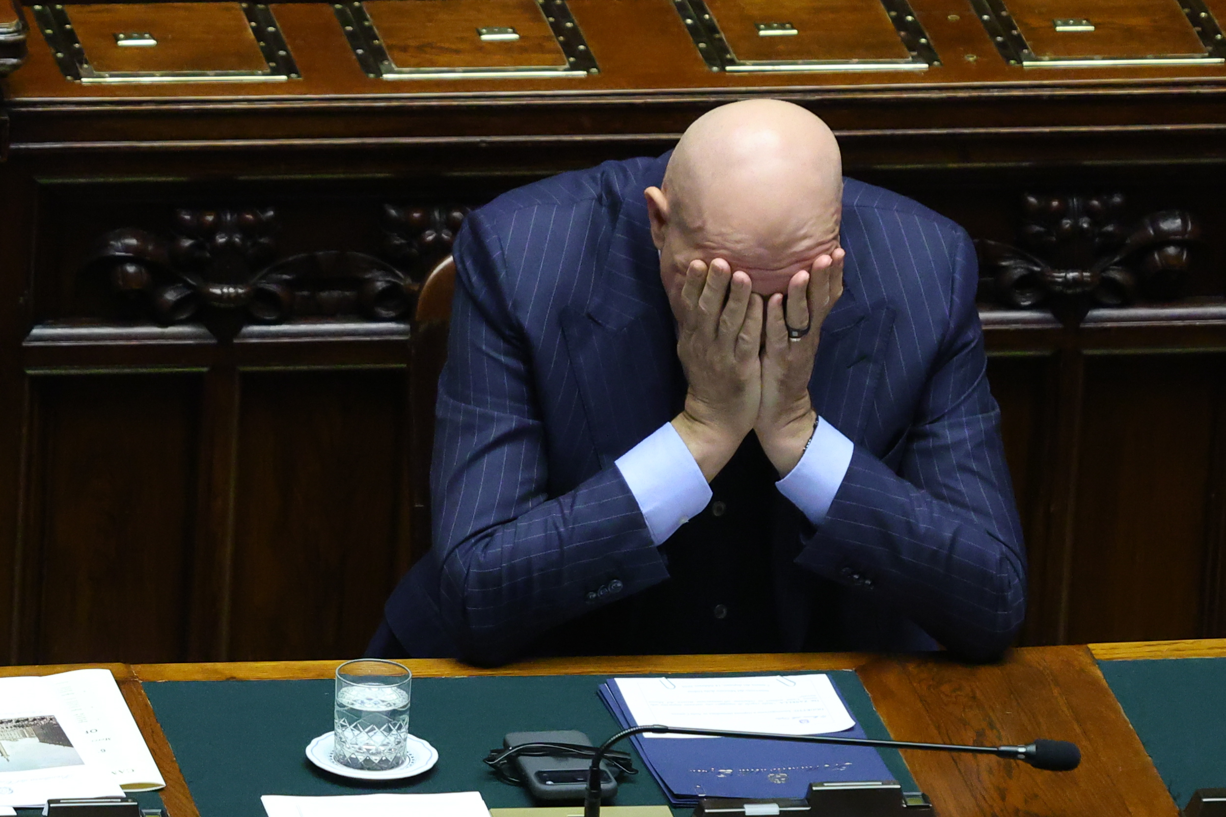 Chi si occupa di difendere il ministro della Difesa Crosetto