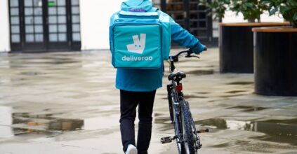 Deliveroo, 50mila euro di agevolazioni ai rider per acquisto e-bike