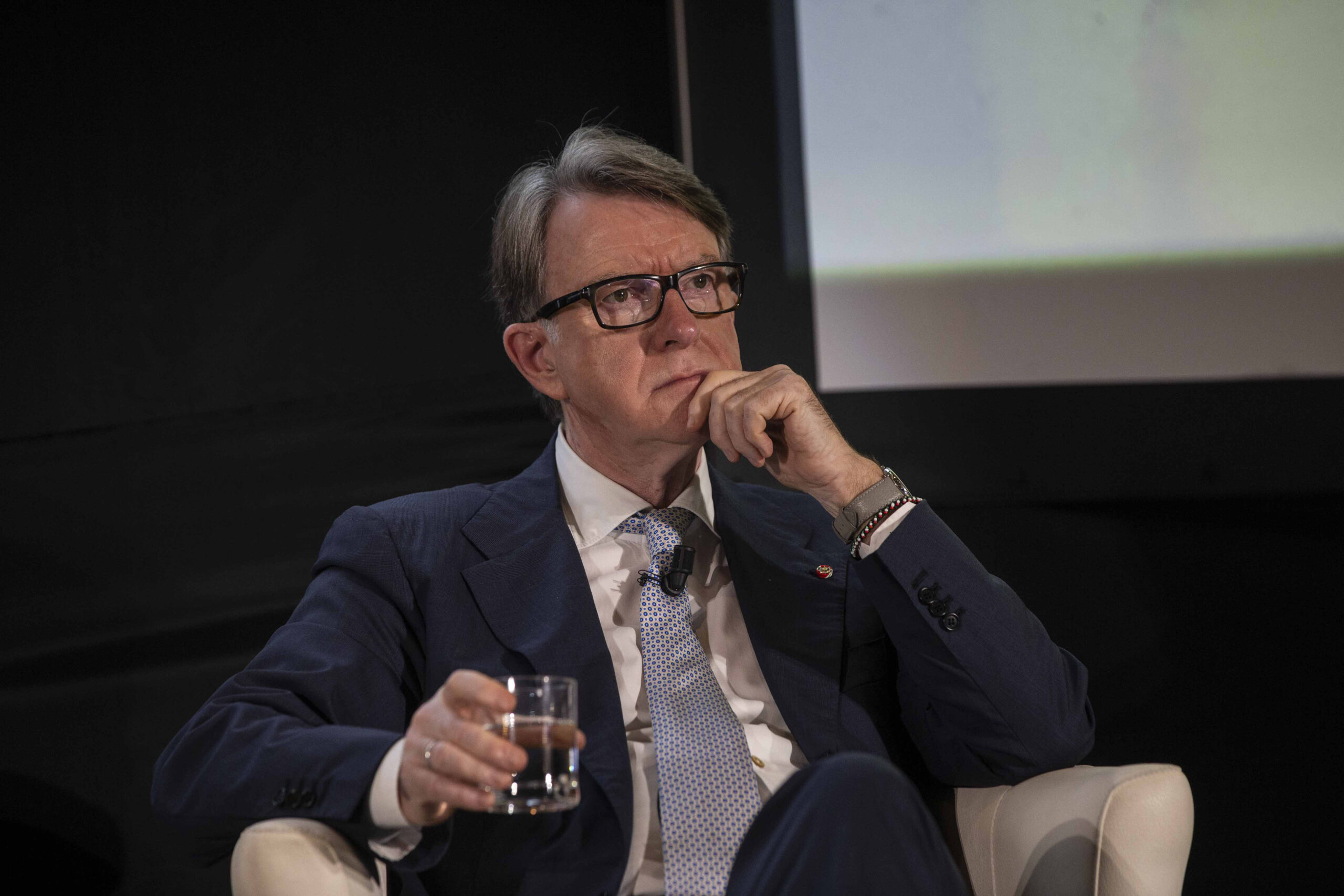 Lo tsunami Epstein arriva a Londra: Starmer scarica l’ambasciatore Mandelson. Ecco perché