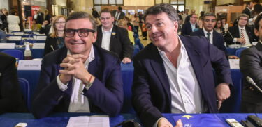 Il centro tra strategie opposte: Renzi rilancia, Calenda oscilla