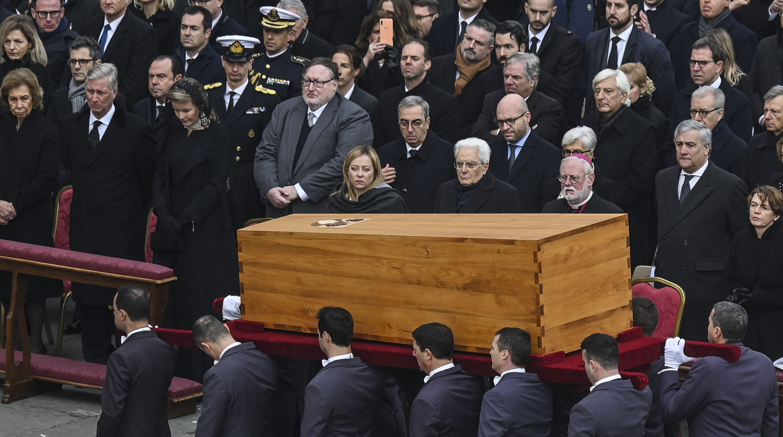 draghi meloni papa emerito funerali