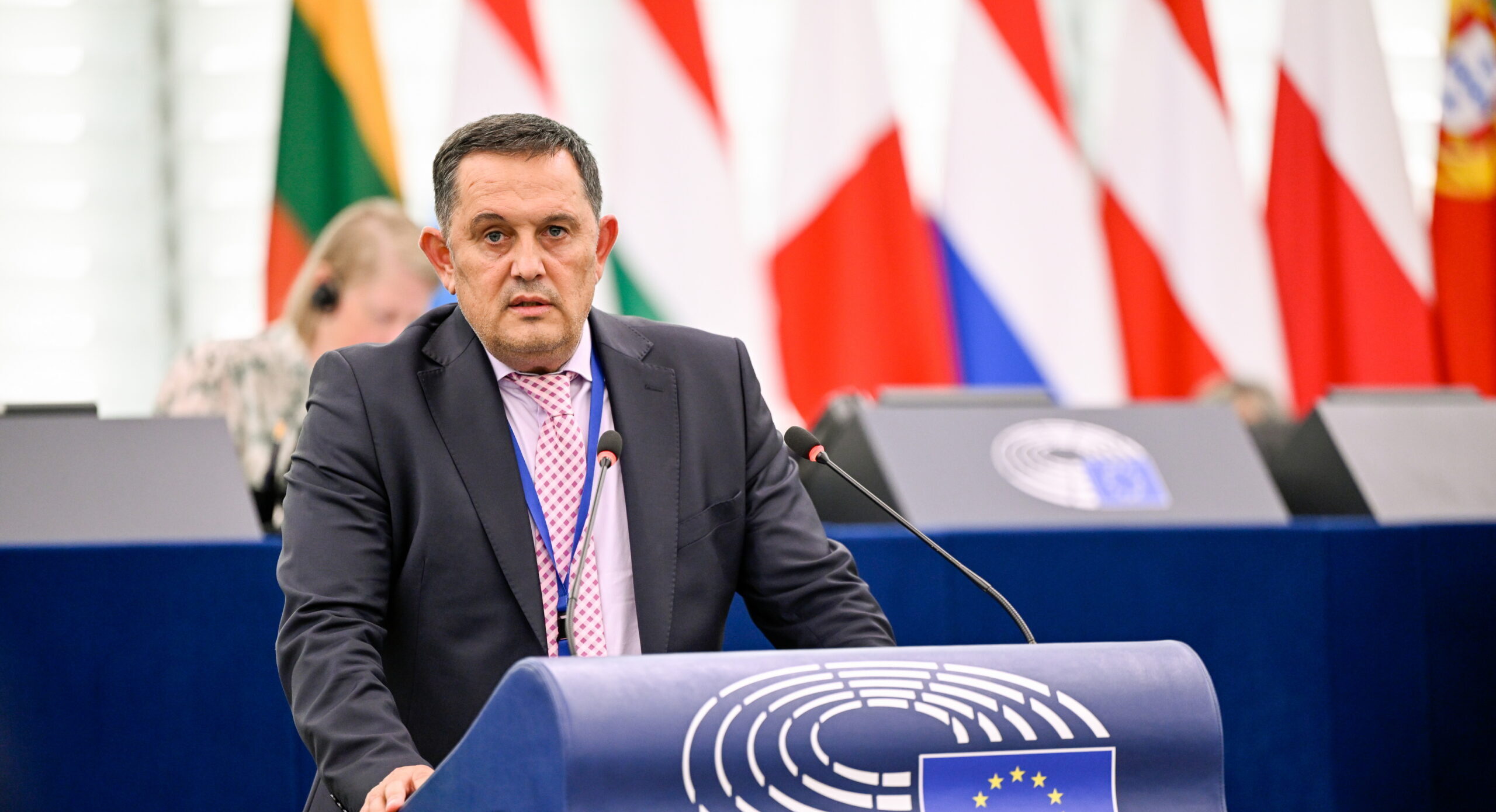 Chi è Gheorge Piperea (Ecr), l’eurodeputato che trascina von der Leyen davanti al Parlamento europeo
