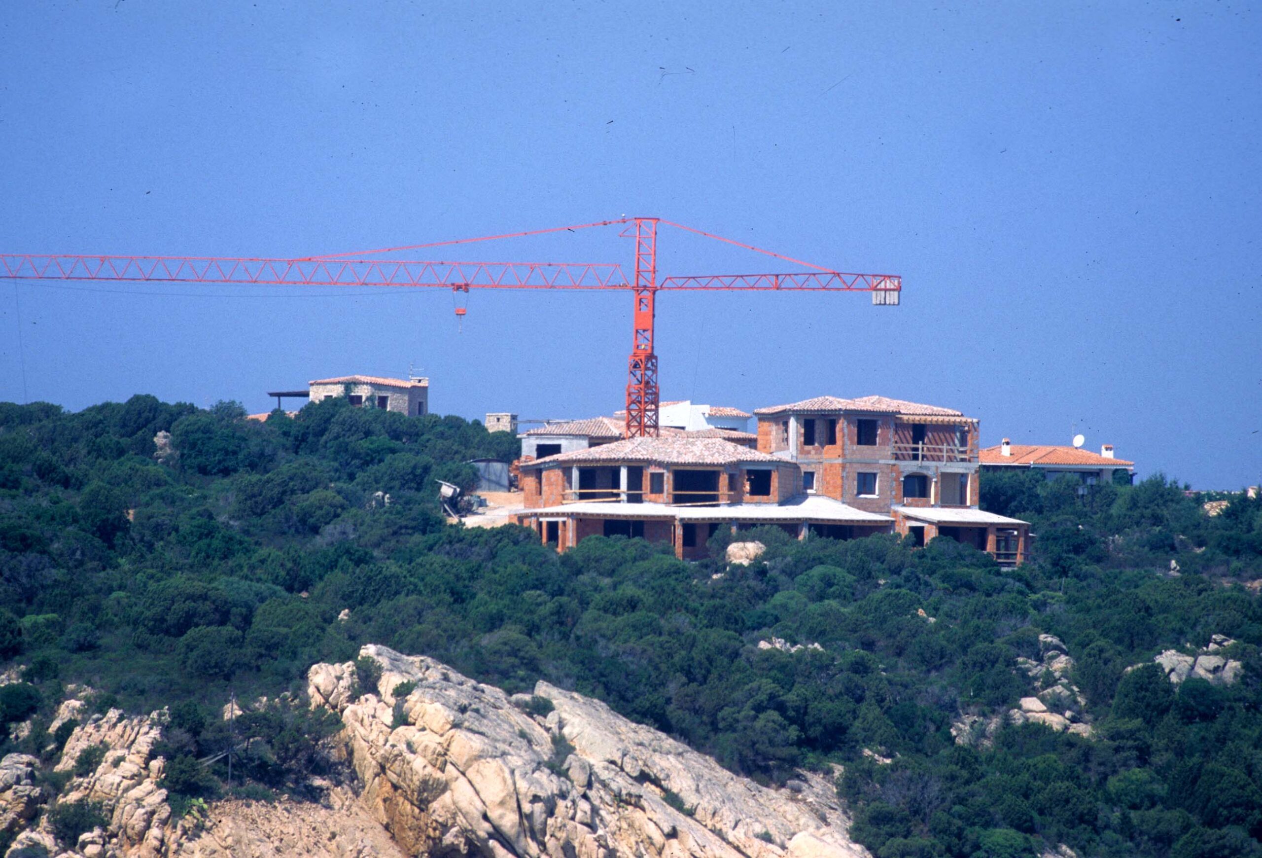 Condono edilizio in Campania: qual è la proposta di FdI e come funzionerebbe