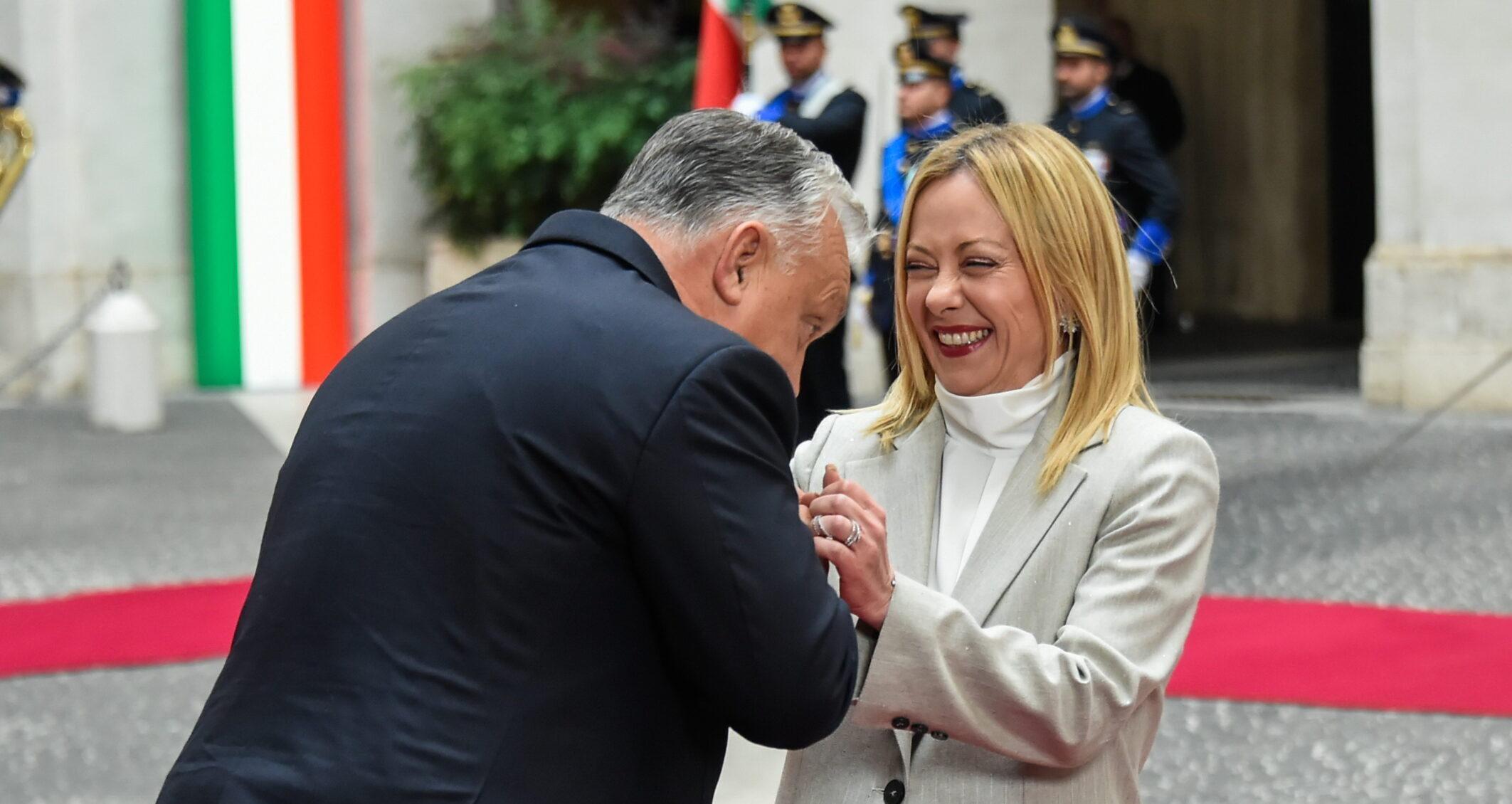 Orbán a Roma, che cosa ha detto e perché le sue frasi imbarazzano il governo