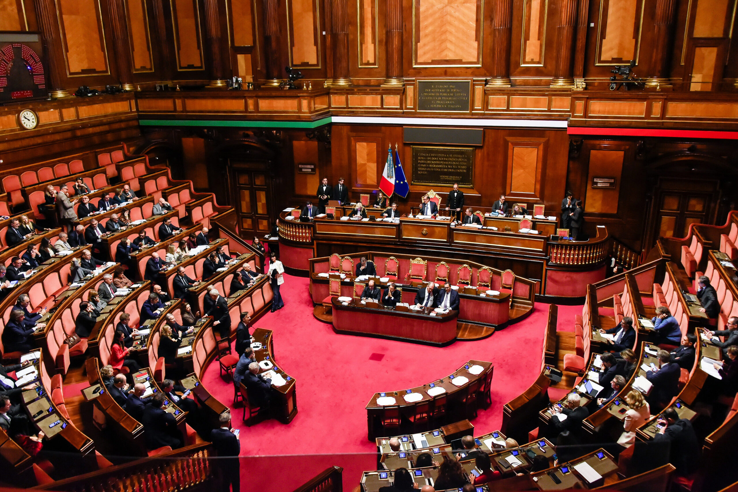 Più potere alla politica sulle Authority? Cosa cambia con il nuovo emendamento sullo spoils system