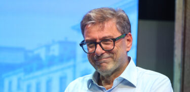 L’ultima manovra di Giorgetti: flat tax, pensione a 64 anni e banche