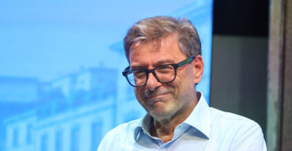 L’ultima manovra di Giorgetti: flat tax, pensione a 64 anni e banche