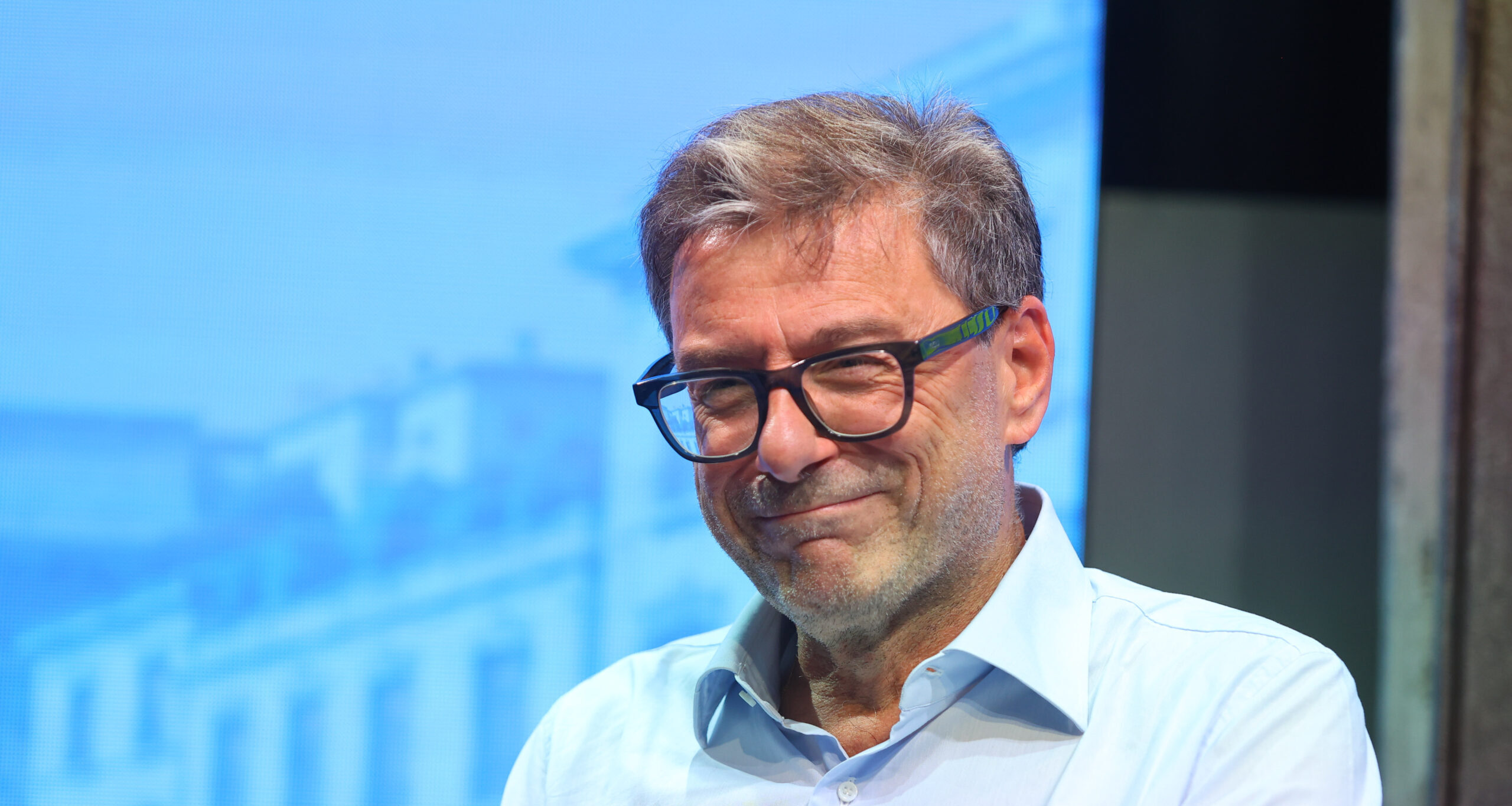 L’ultima manovra di Giorgetti: flat tax, pensione a 64 anni e banche