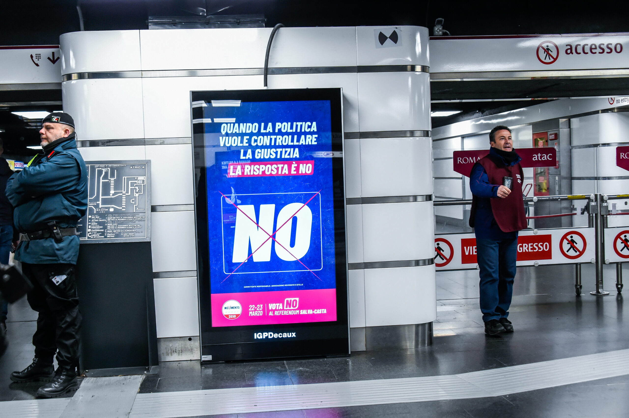 CARTELLONI REFERENDUM , METROPOLITANA, VOTA NO