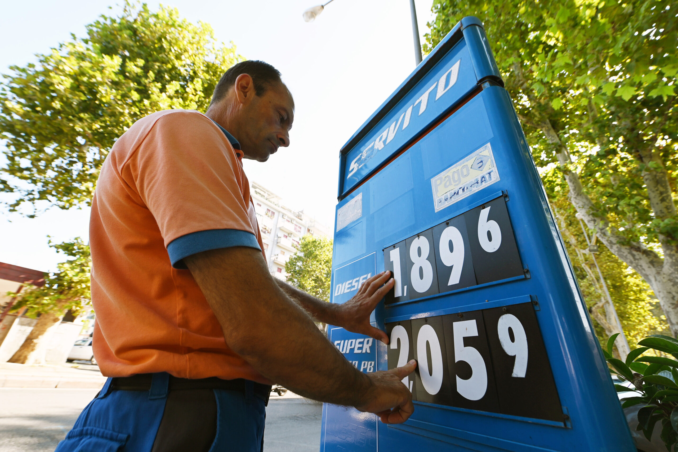 Sigarette, pedaggi, gasolio e assicurazioni: tutti i rincari del 2026