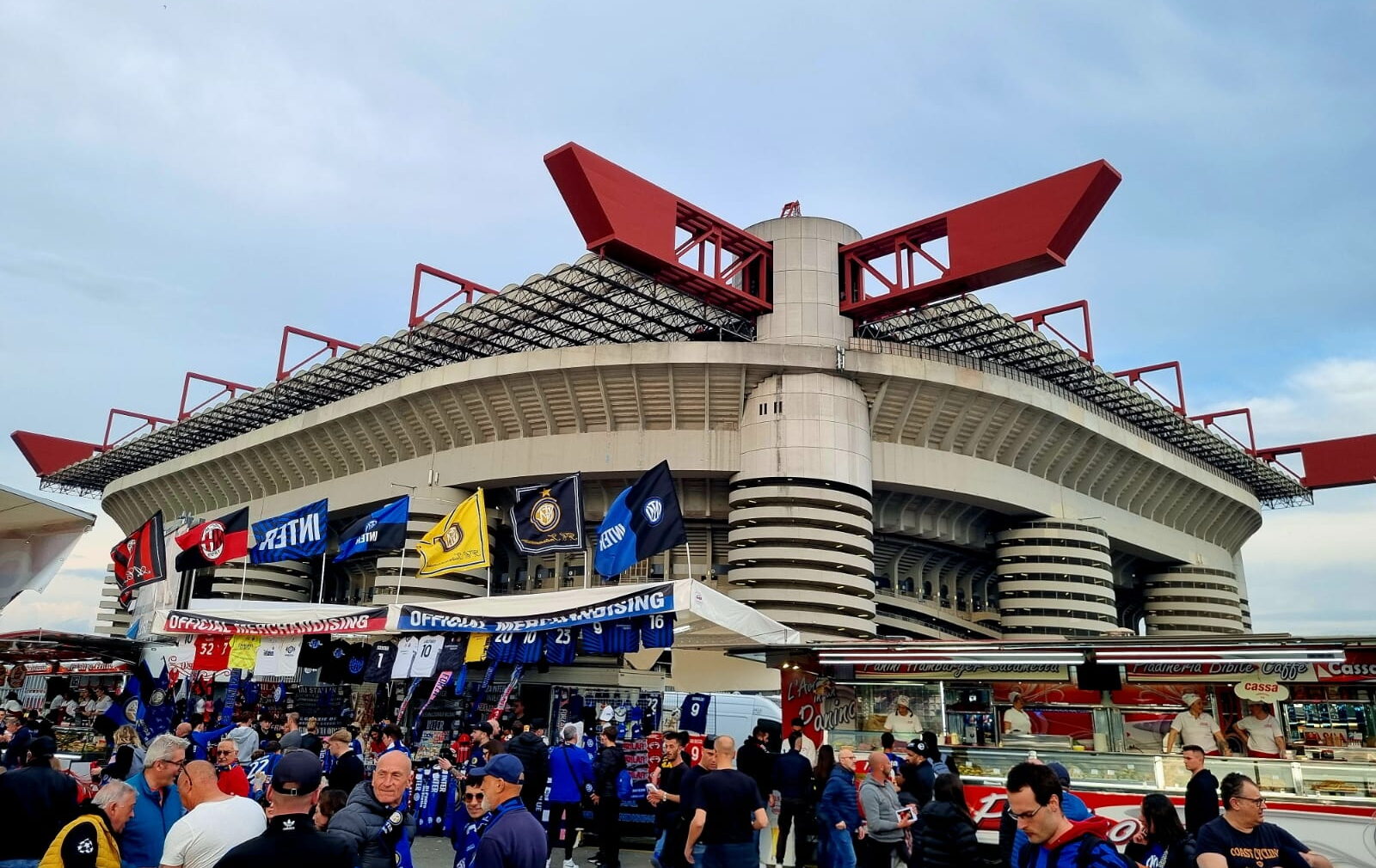 Addio San Siro: la maratona del Consiglio e il via libera. FI se ne va dall’aula
