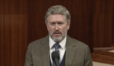 Chi è Thomas Massie, il repubblicano che (non solo sugli Epstein file) rema contro Trump