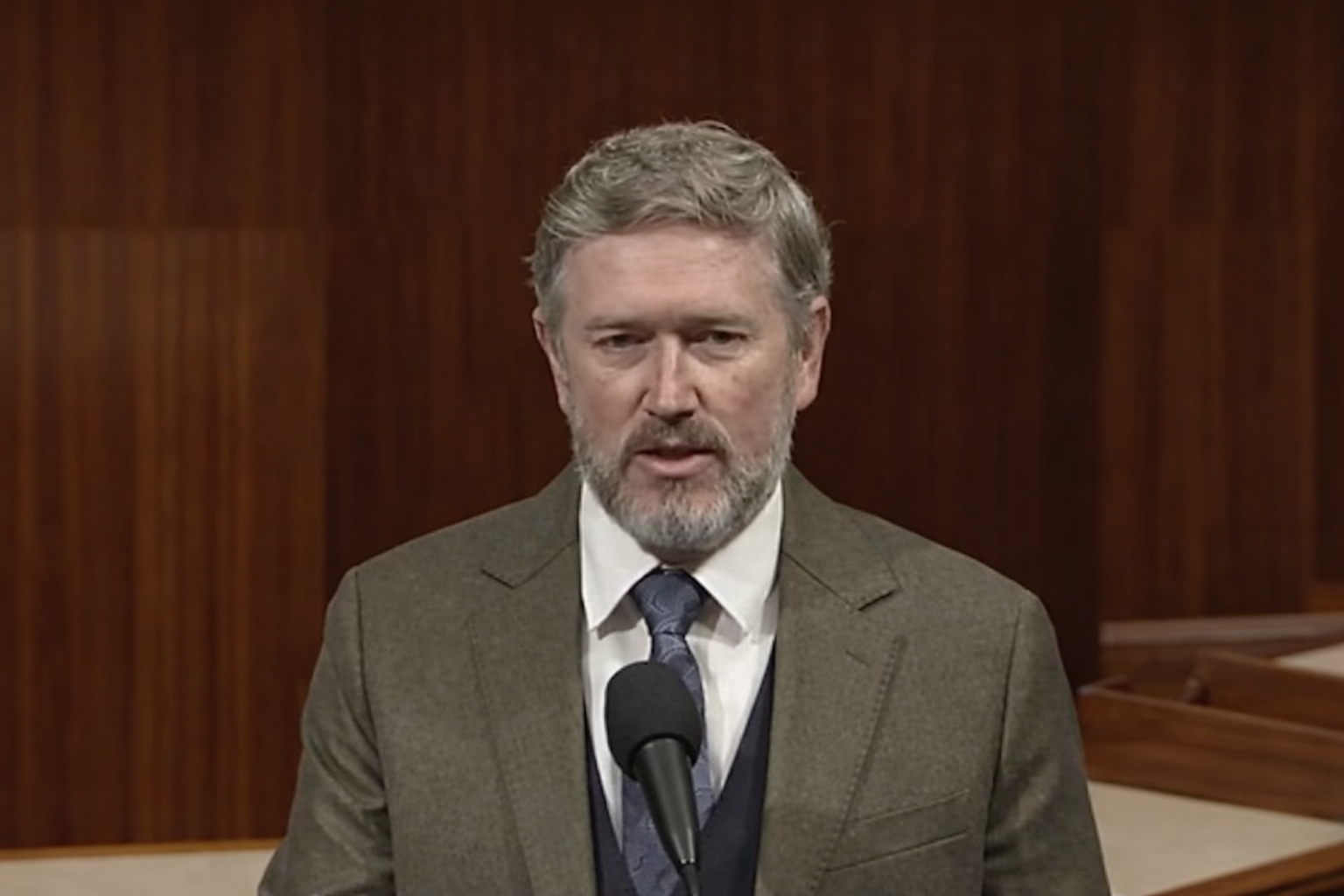 Chi è Thomas Massie, il repubblicano che (non solo sugli Epstein file) rema contro Trump