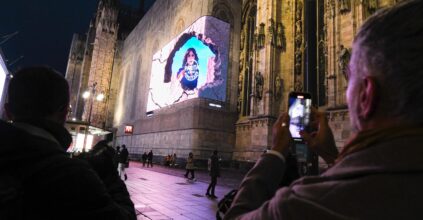 Tim, in Piazza Duomo a Milano lo spot in 3D contro i pregiudizi di genere