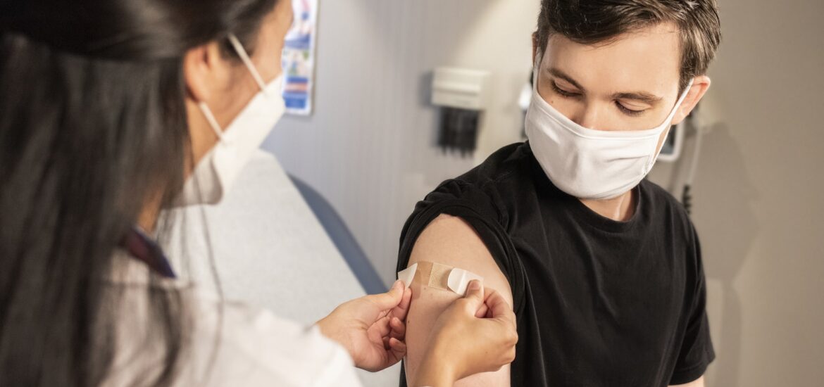 terza dose vaccino protezione reazioni avverse seconda dose