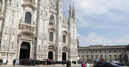 berlusconi, folla in duomo e fango dai detrattori