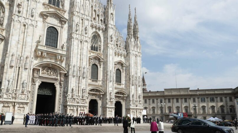 Berlusconi, Folla In Duomo E Fango Dai Detrattori