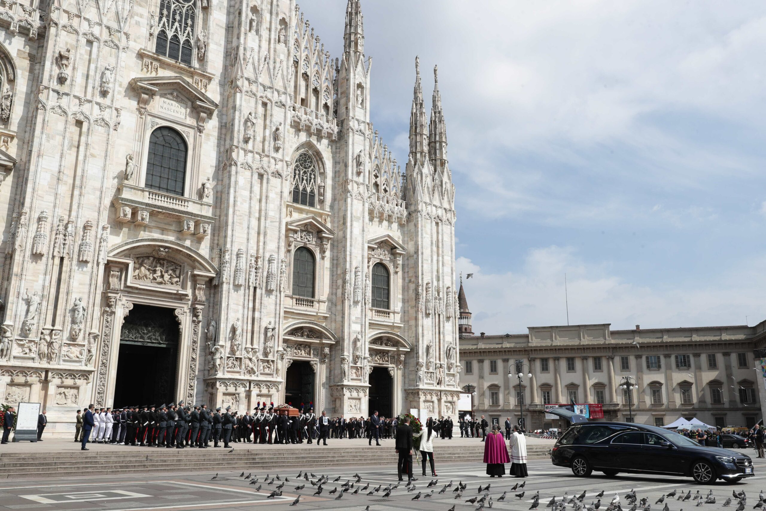 berlusconi, folla in duomo e fango dai detrattori