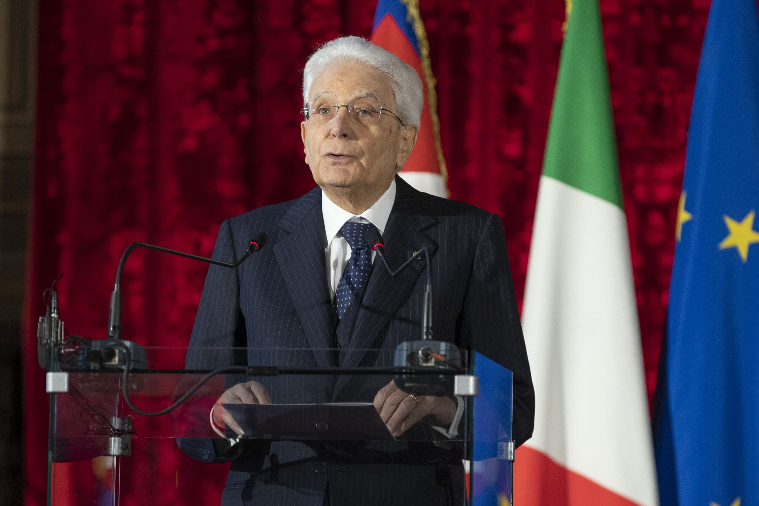 Mattarella presidente della repubblica a napoli